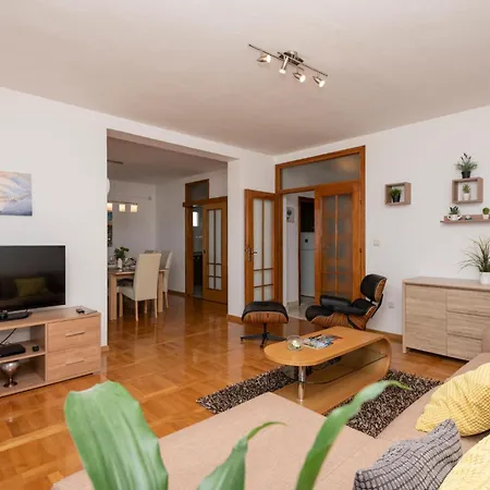 Stunning In 马卡尔斯卡