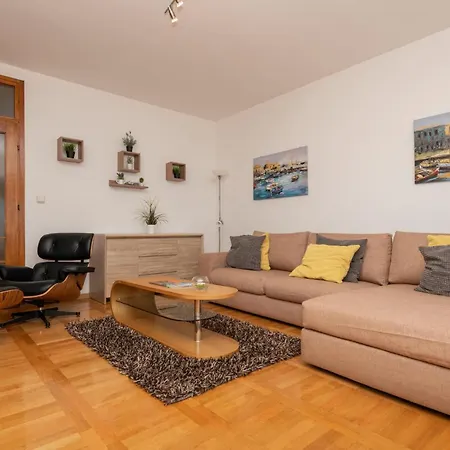 Stunning In * 马卡尔斯卡